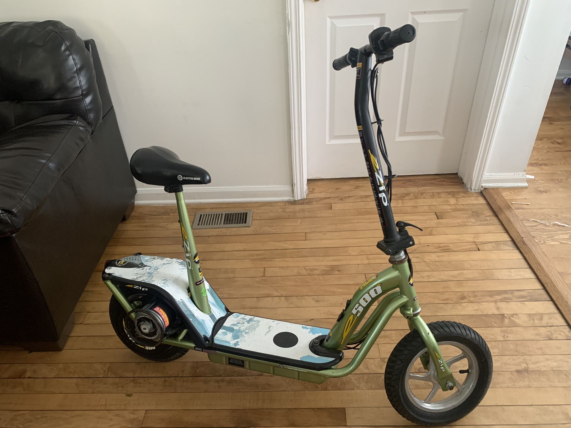 Currie eZip E-500 electric scooter. The seat and seat post are removable for stand up only riding and the handlebars are foldable for easy loading.