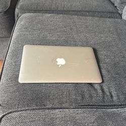 MACBOOK AIR