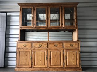 BEAUTIFUL CABINETS LIKE NEW