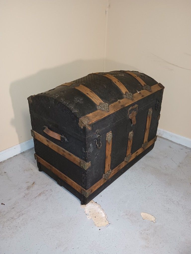 Large Old Storage Trunk Or Pirates Treasure Chest