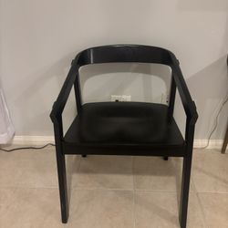 Modern Black Accent Chair – Sturdy & Sleek