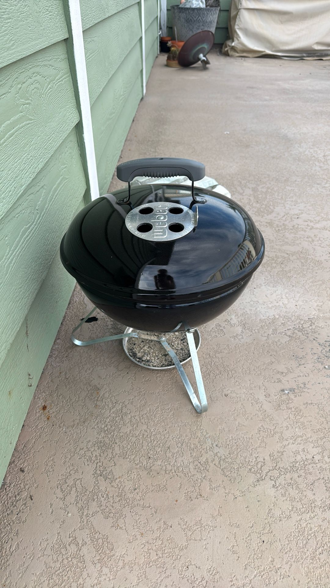 BBQ CHARCOAL GRILL ~ Lightly Used