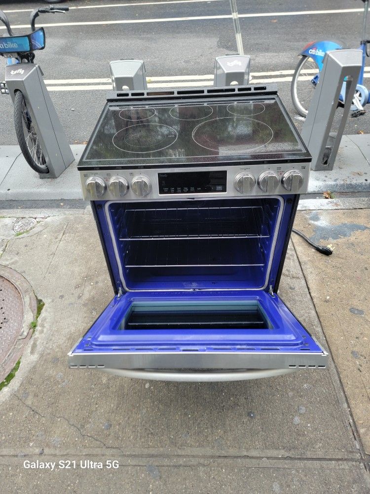 30 Inch Electric Stove Excellent Condition