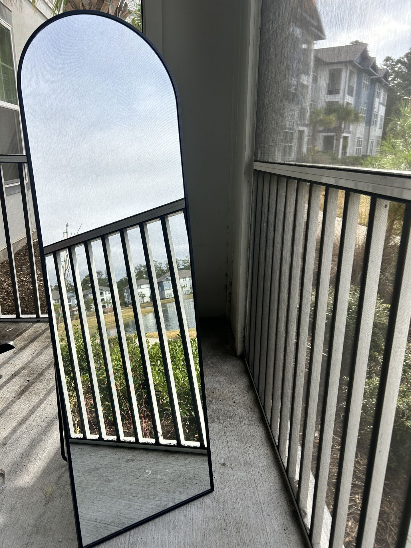 Standing mirror