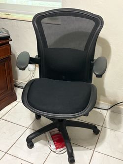 Black Mesh Office Chair / Silla de Oficina Negra
