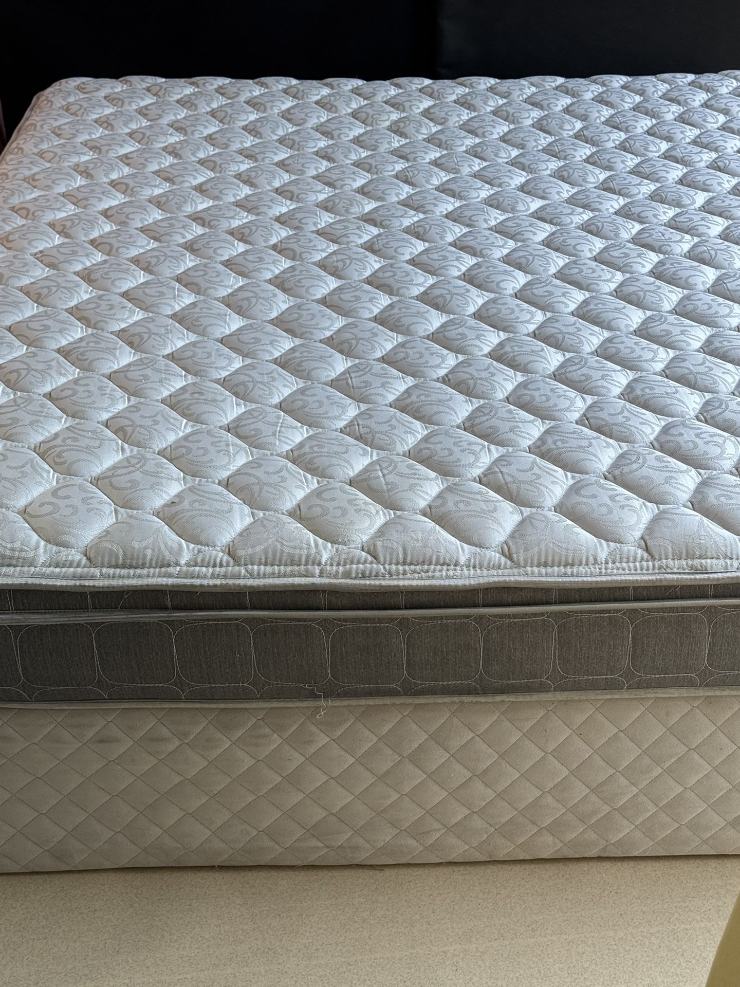 USED QUEEN SIZE PILLOWTOP MATTRESS WITH BOX SPRINGS DELIVERY 🚚 AVAILABLE