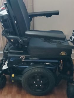 Quantum iLevel Power Wheelchair