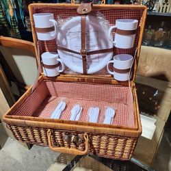 Picnic basket set with white dish set
Unused