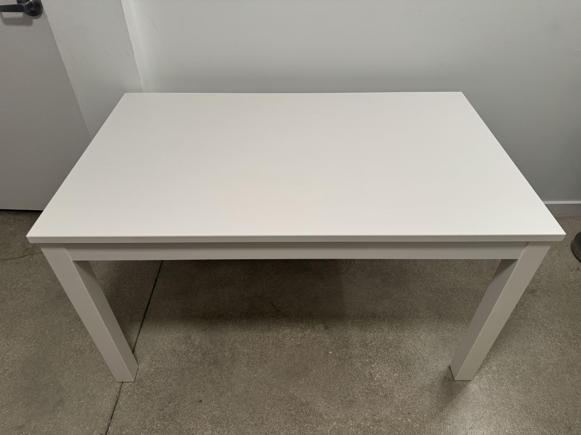 EXTENDABLE DINING TABLE