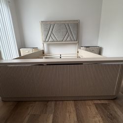 Queen Bed + 2 Nightstand 