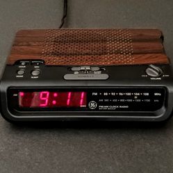 Vintage GE AM/FM Clock Radio