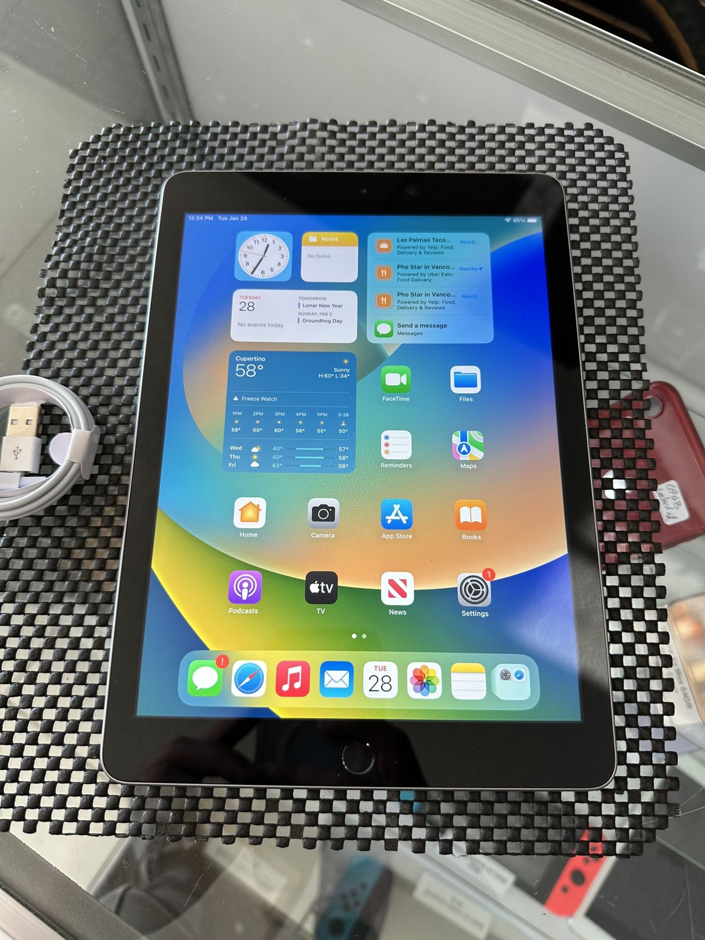 Apple iPad 5th Generation Great Condition WiFi Good Battery