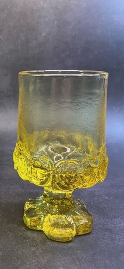 This post is for a set of (4) SHORT Vintage Tiffin Franciscan Madeira CornSilk Yellow Glass Goblets 70’s Retro. Great Condition. Thick & heavy glass. 