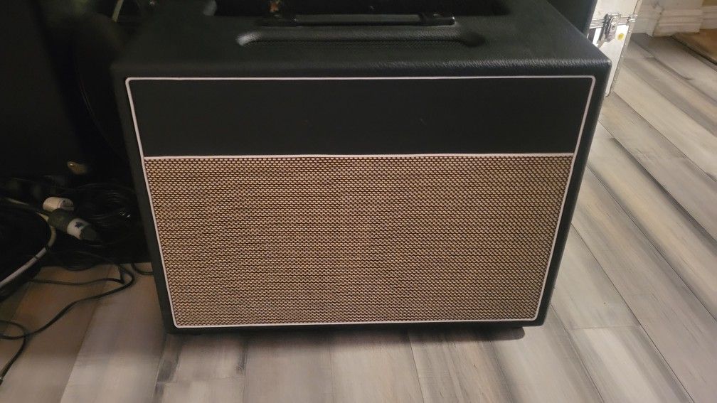 2x10" speaker cabinet