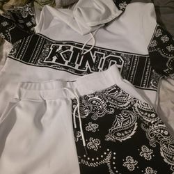LOWERED PRICE ...KING 2 PEICE SHORT SET... BANDANA PRINT 