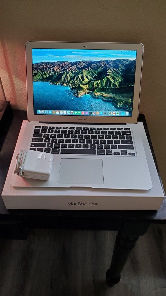 Macbook Air 2017 (13-inch, with Microsoft Office And Final Cut Pro)