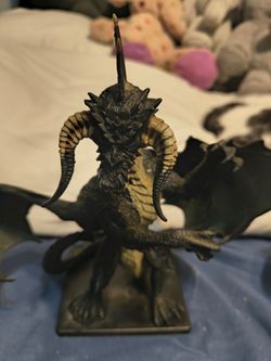D and d dungeons and dragon figurine black