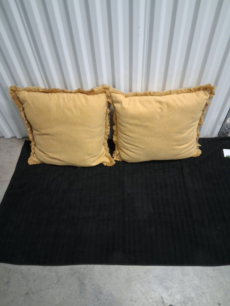 NEW, 20" ร 20" DESIGNER THROW PILLIOWS FROM PARIS, MADE BY "DESIGNER FROM PARIS" PRICED WAY BELOW RETAIL NICE COMFORTABLE PILLOWS!!!