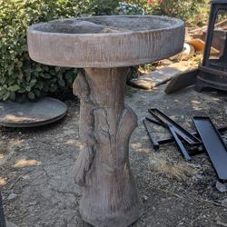 Rustic 28.5 Inch Concrete Squirrel Bird Bath Tree Trunk Outdoor Garden Decor

