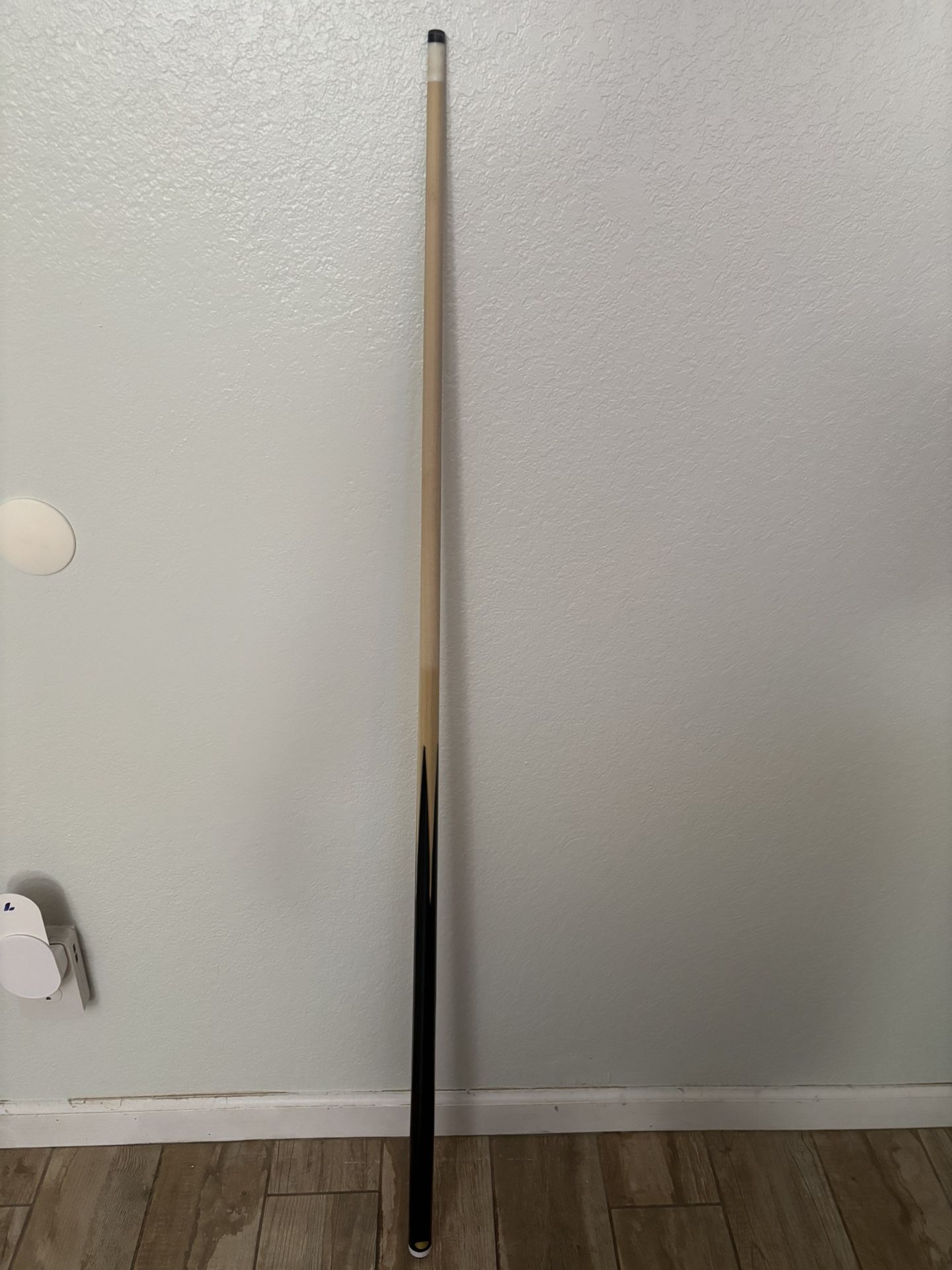 New One Piece Solid Wood Pool Cue 52”