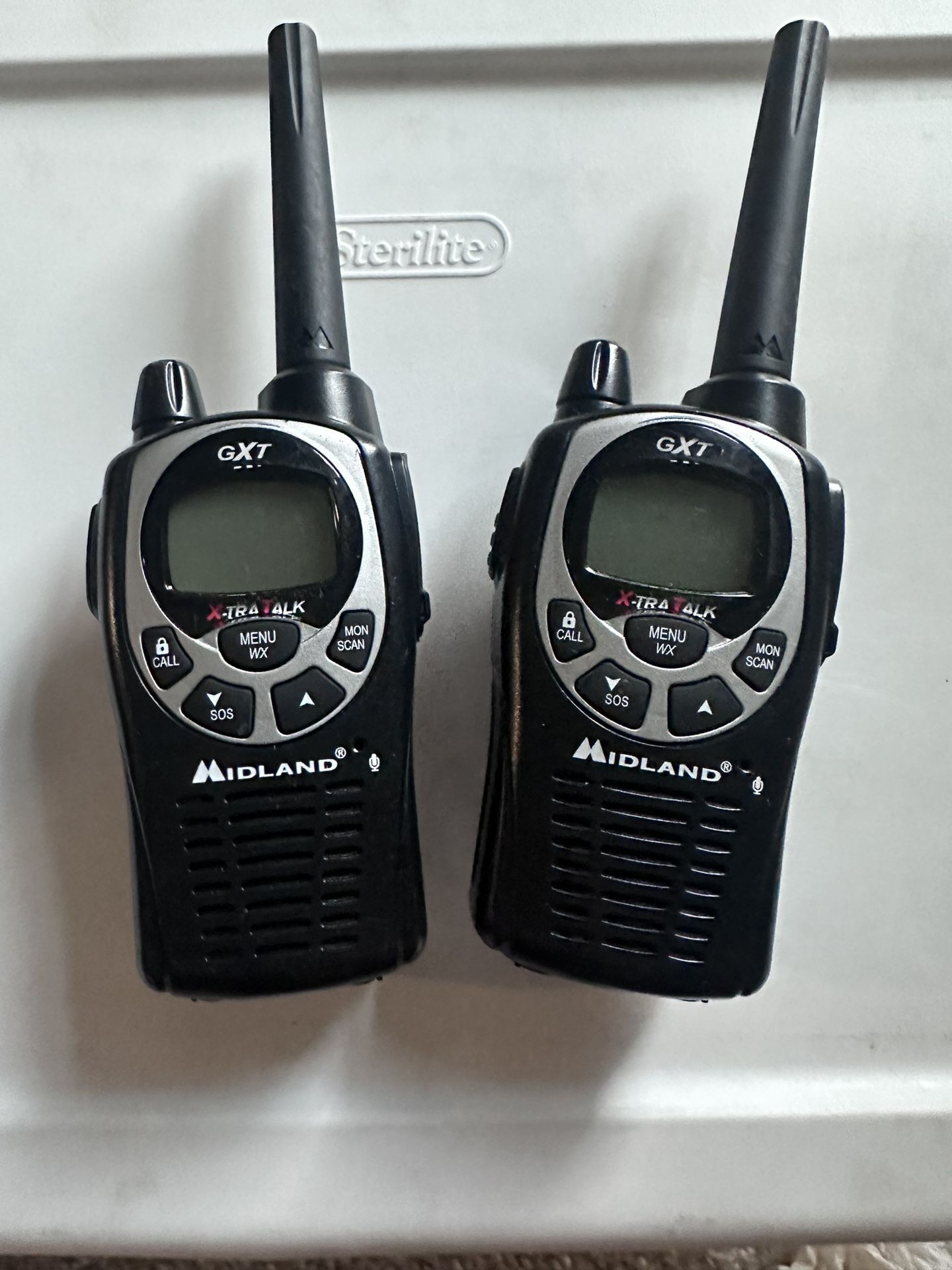 Midland GXT X-TRA TALK — Set of 2 Walkie Talkies + Duracell Charger with Batteries