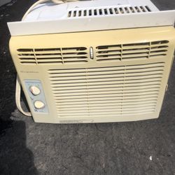 Very  Good  Condition  Frigidaire Air Conditioner 