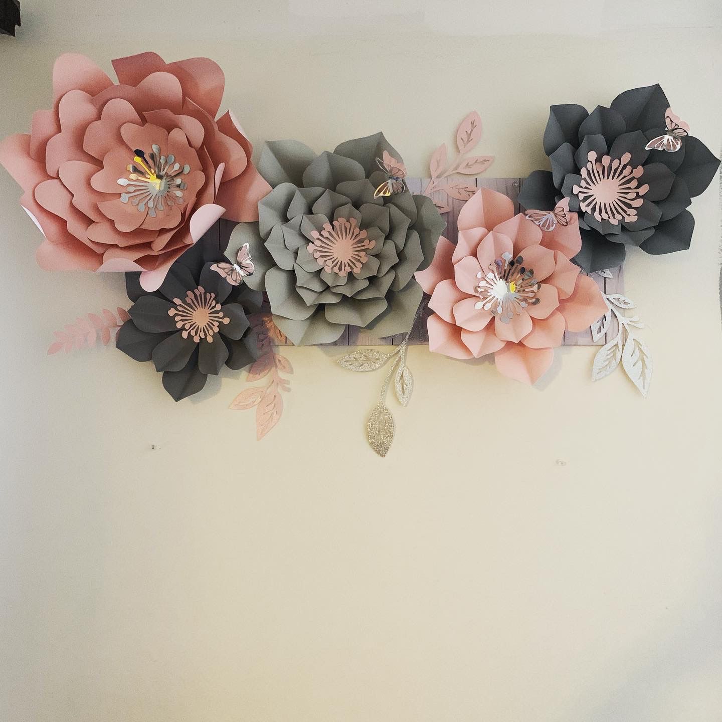 Gray and pink themed flowers 🌺