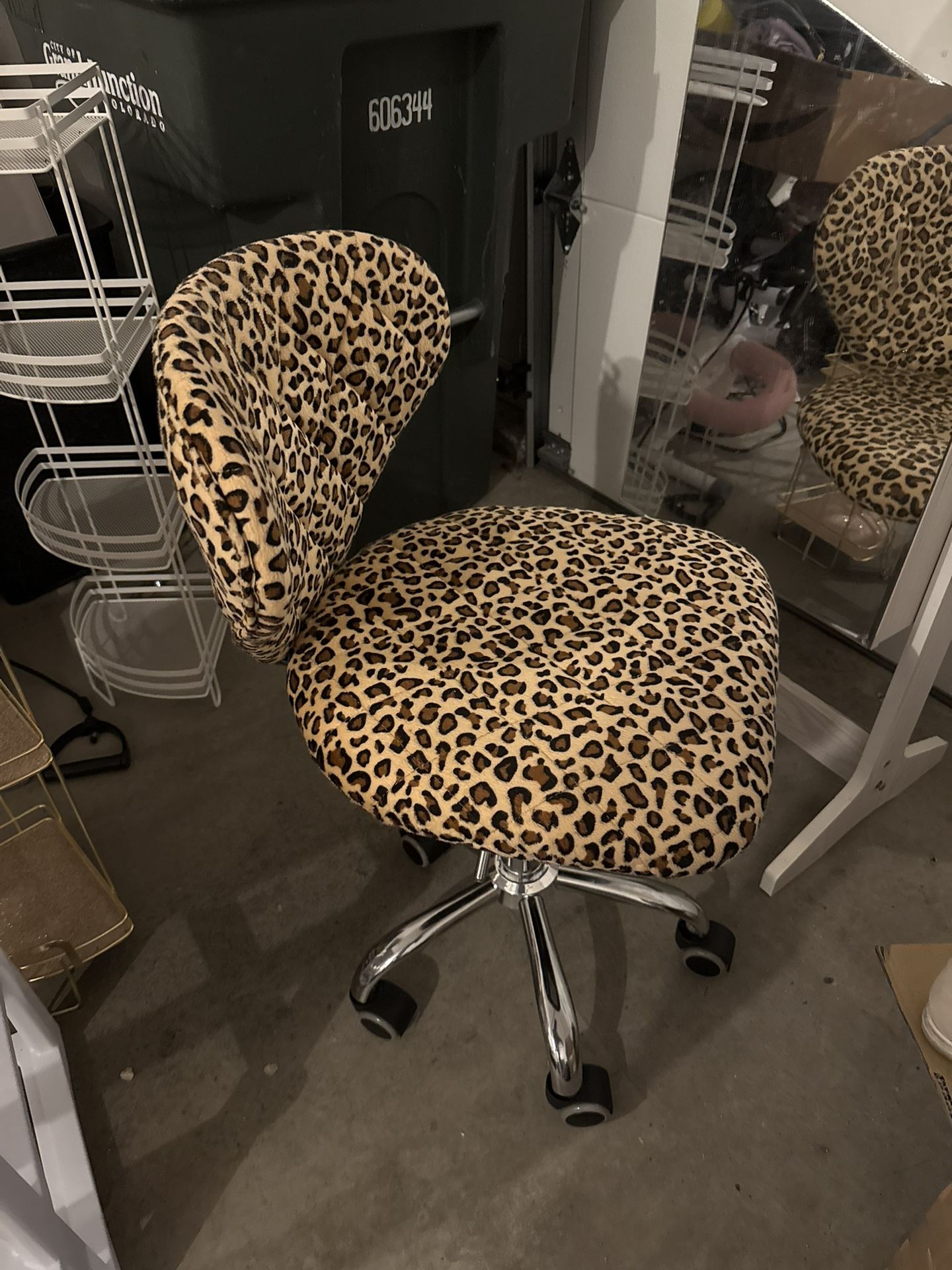 Comfy Leopard Print Rolling Chair