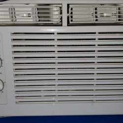 DAEWOO 5000 BTU Air Conditioner  1 Of 2