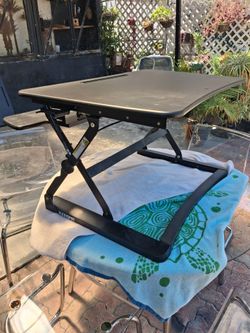 Adjustable computer table