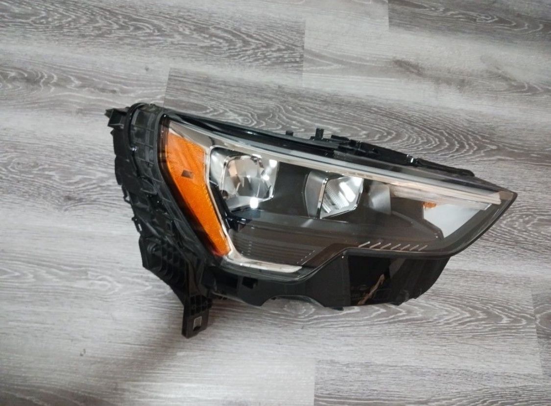 2019 to 2022 Audi Q3 Passenger Side Headlight OEM Good Condition