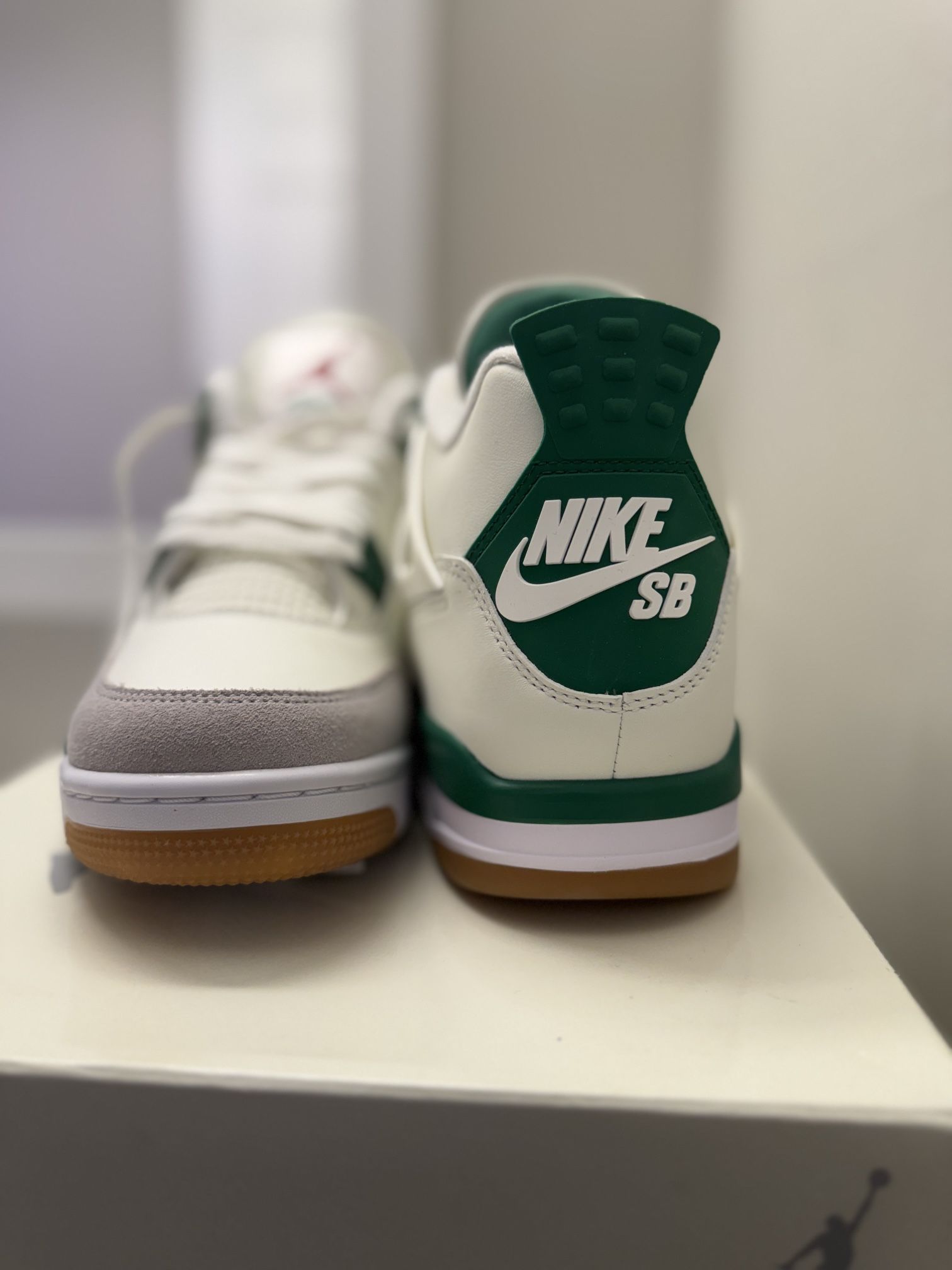 Air Jordan 4 SB PINE GREEN NEW!! Size 10.5!