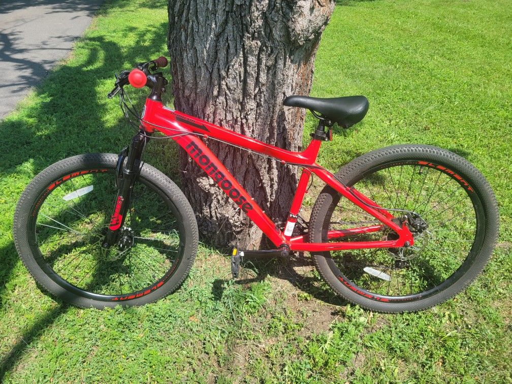 Mongoose Flatrock DX Hardtail 26 Inch Mountain Bike: