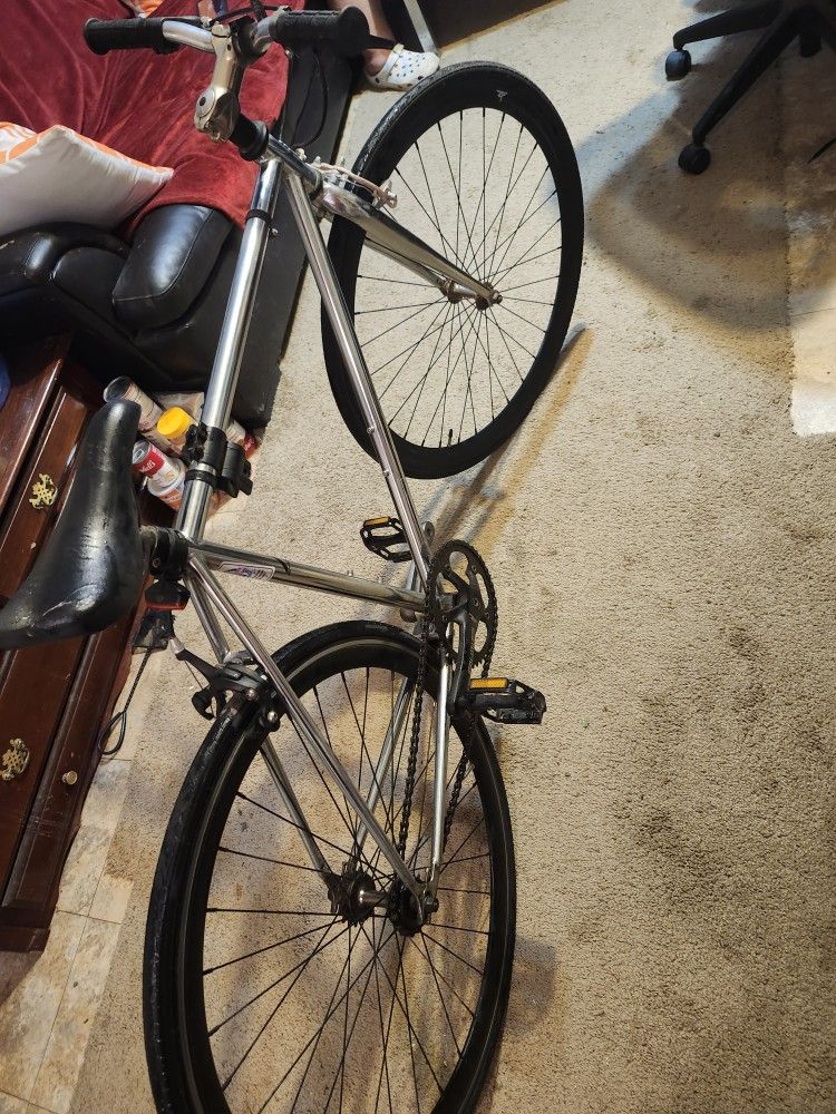 ROAD BIKE ZF 700X25 SINGL NEW TUBES AND NEW TIRES EVERYTHING IS GOOD CONDITION Frame Salver