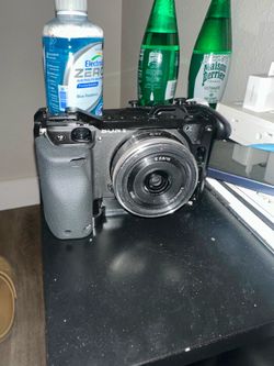 Sony a6400 + 16mm f/2.8 + SmallRig Cage – LOW SHUTTER COUNT (3.2k)