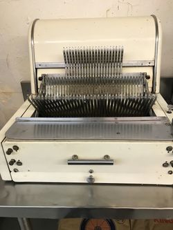 Bread slicer