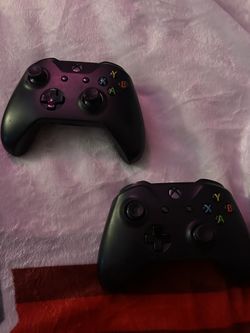 2 xbox controllers