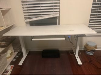 Adjustable desk table