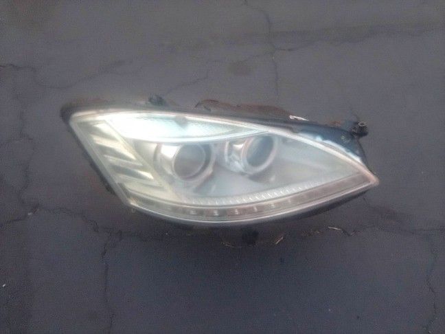 2010-2012 Mercedes S550 (S Class) Headlight Xenon Hid With Light Bulbs And Accessories Oem.