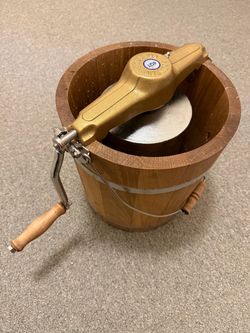 Old Fashion Ice Cream Churner