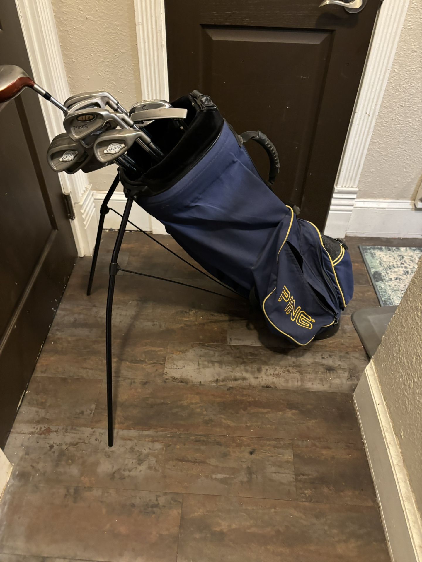 PING Bag w ping putter, Calloway 3-pw irons, Taylor, Made driver, Cleveland, pitching wedge
