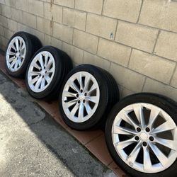 Tire End Rims 245/45-19 Tesla Model S