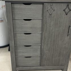 Like new Kids dresser solid wood in distressed grey