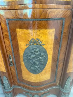 Beautiful entry way buffet with bronze