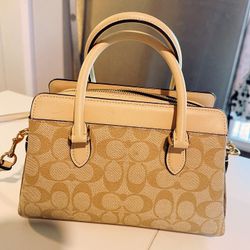 Cute And Delicate Coach Bag 