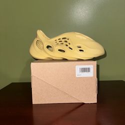 Yeezy Foam Rnnr Sulfur  Size 9