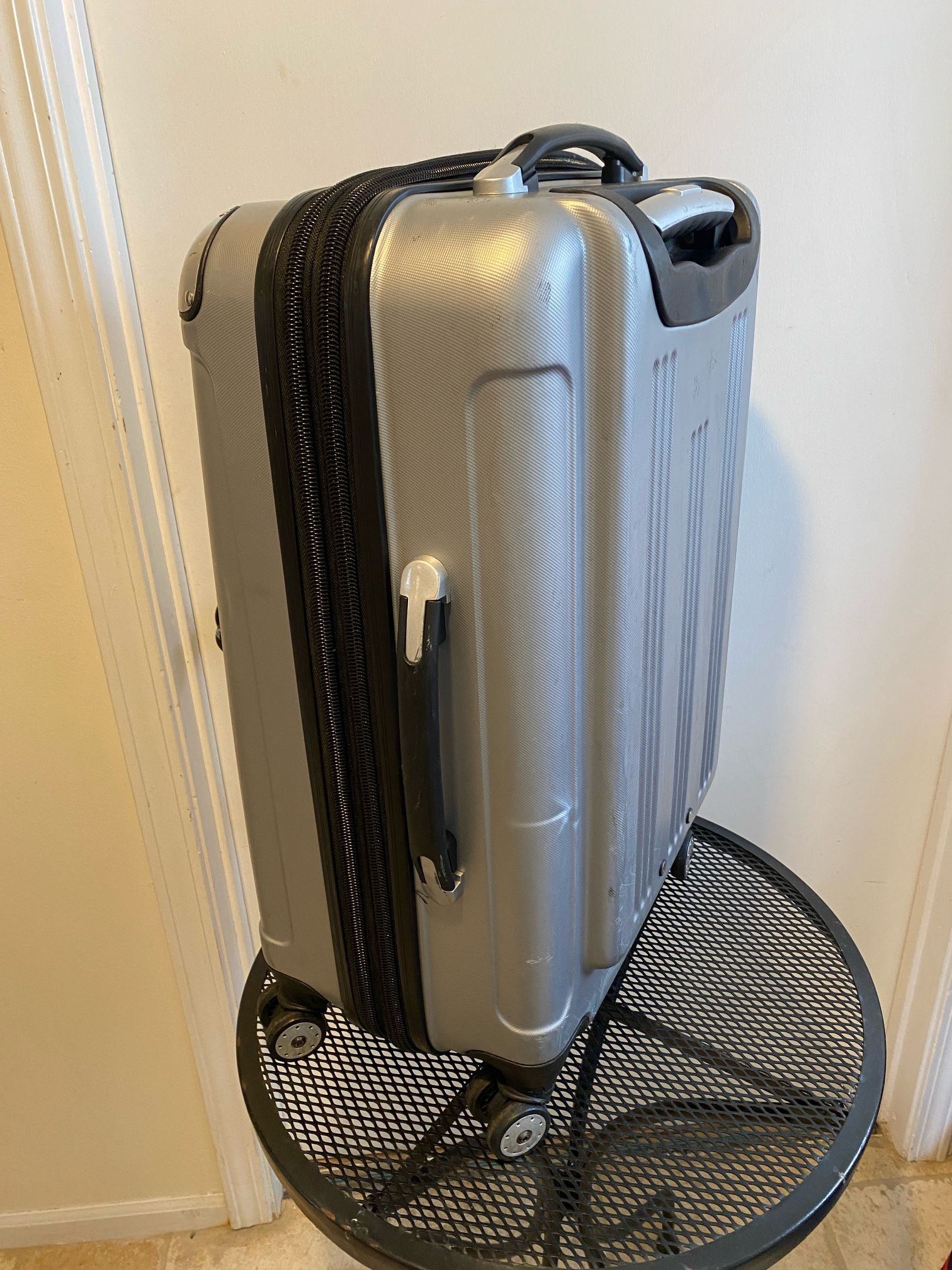 Sojourn Silver Hard shell Suitcase With Swivell Wheels