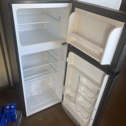 MAGIC CHEF COMPACT REFRIGERATOR FRIDGE