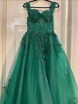 New Emerald Green Quinceañera or Sweet 16 Ball Gown | Size 0–2 | Never Worn