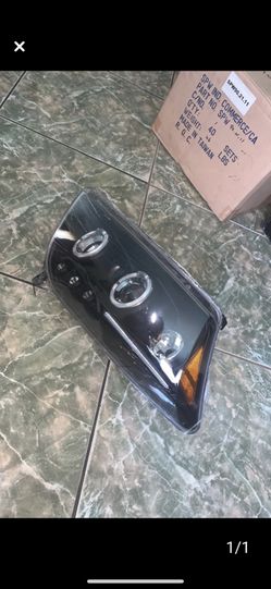 2007 Dodge Caliber front lamps.